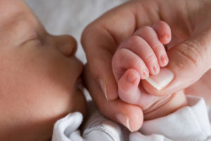 newborn-baby-holding-hand